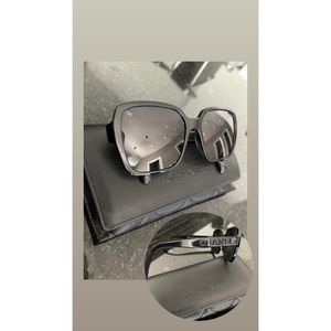 Chanel black sunglasses—Acetate
Black
Worn once
